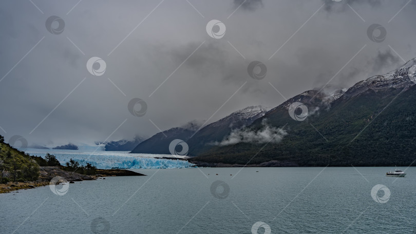 Скачать Впечатляющий голубой ледник Перито-Морено фотосток Ozero