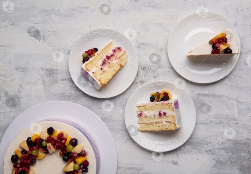 Скачать Снимок крупным планом белого слоеного торта со свежими ягодами на белых тарелках фотосток Ozero
