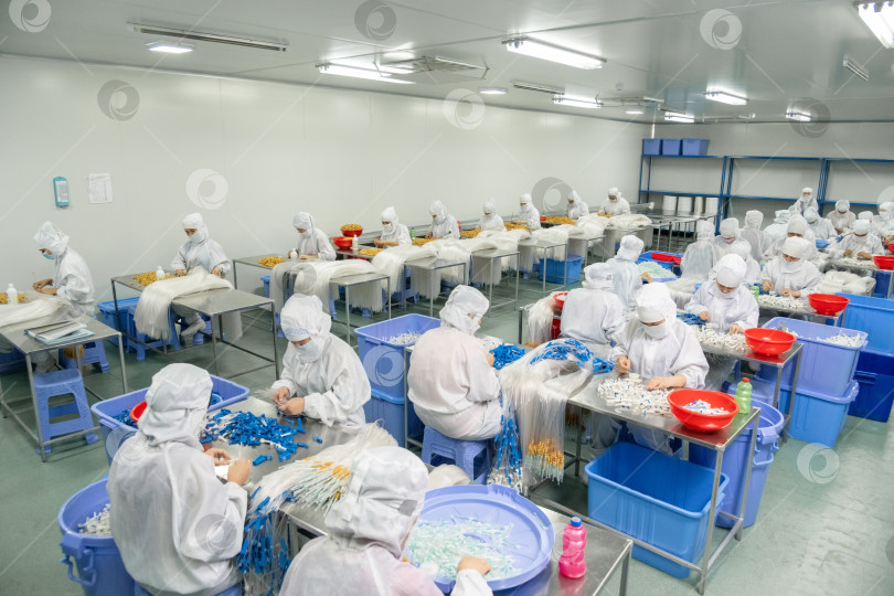 Скачать Рабочие в цехе по производству медицинского сиропа фотосток Ozero