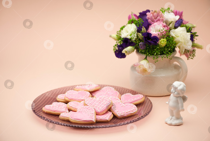 Скачать печенье в форме сердечек на День святого Валентина фотосток Ozero