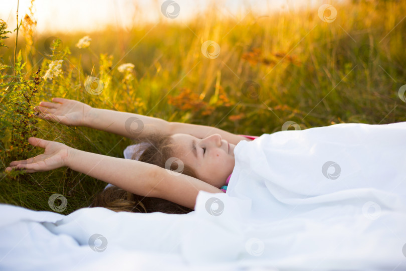 Скачать Девушка спит на кровати в траве, сладко потягивается и сонно зевает, доброе утро на свежем воздухе. Экологичность, здоровый сон, Защита от комаров, чистая природа, экология, здоровье детей фотосток Ozero