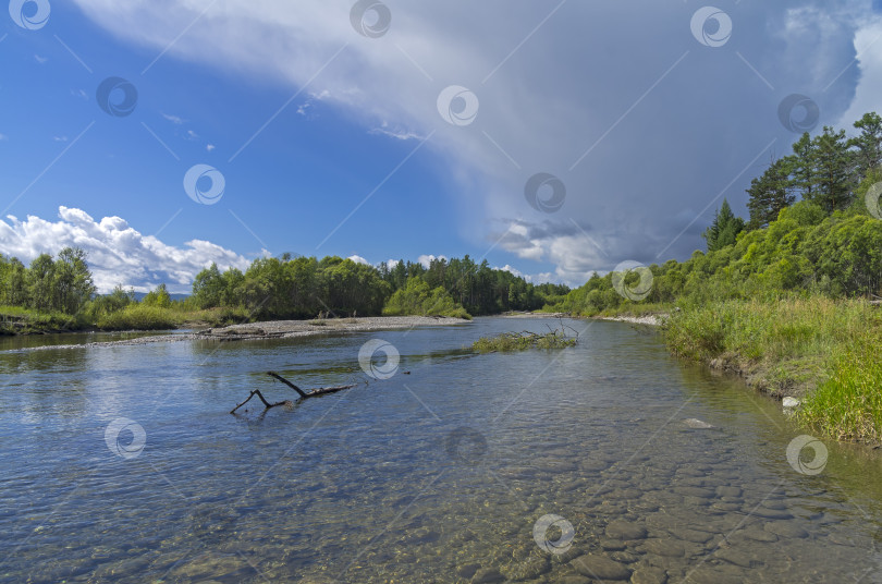 Скачать Грозовая туча над рекой. фотосток Ozero