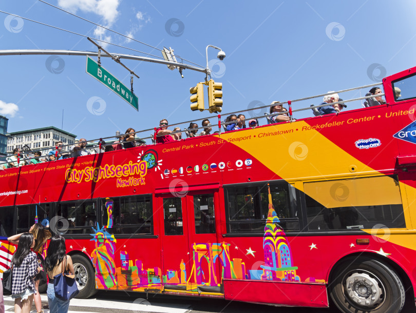Скачать Красный двухэтажный экскурсионный автобус для осмотра достопримечательностей. фотосток Ozero