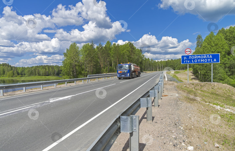 Скачать Автоцистерна на мосту через реку Лоймойла. Июнь. Юг фотосток Ozero