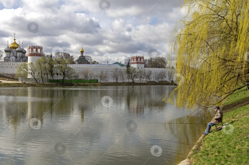 Скачать Одинокий рыбак на пруду Новодевичьего монастыря, Москва. фотосток Ozero