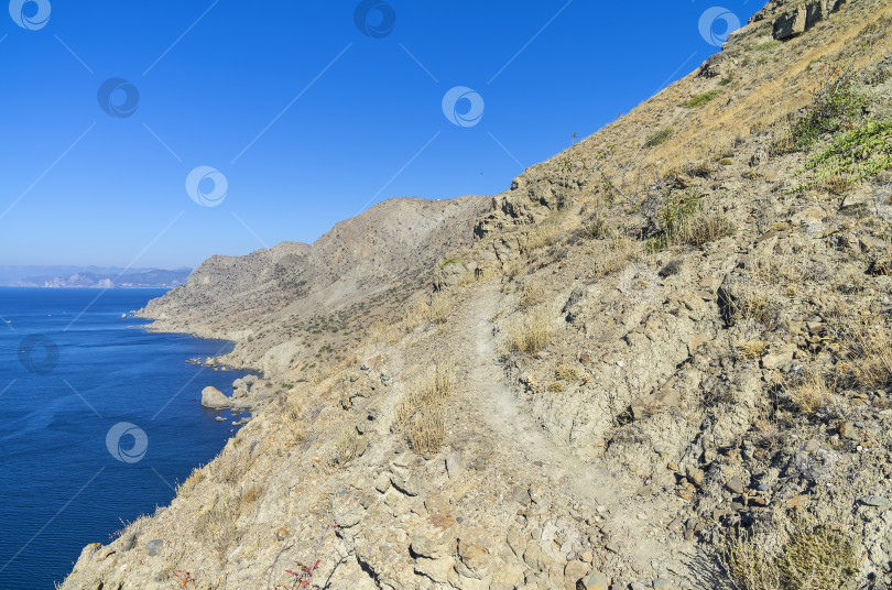 Скачать Тропа по крутому склону холма над морем. фотосток Ozero