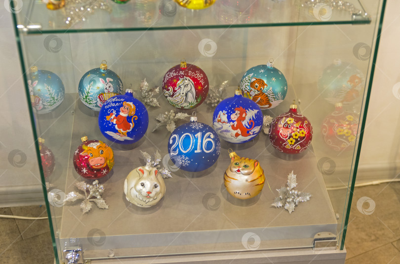 Скачать Современные новогодние игрушки на символах китайского гороскопа. фотосток Ozero