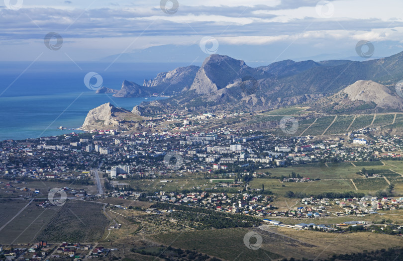 Скачать Панорама небольшого курортного городка в Крыму с вершины горы мо фотосток Ozero