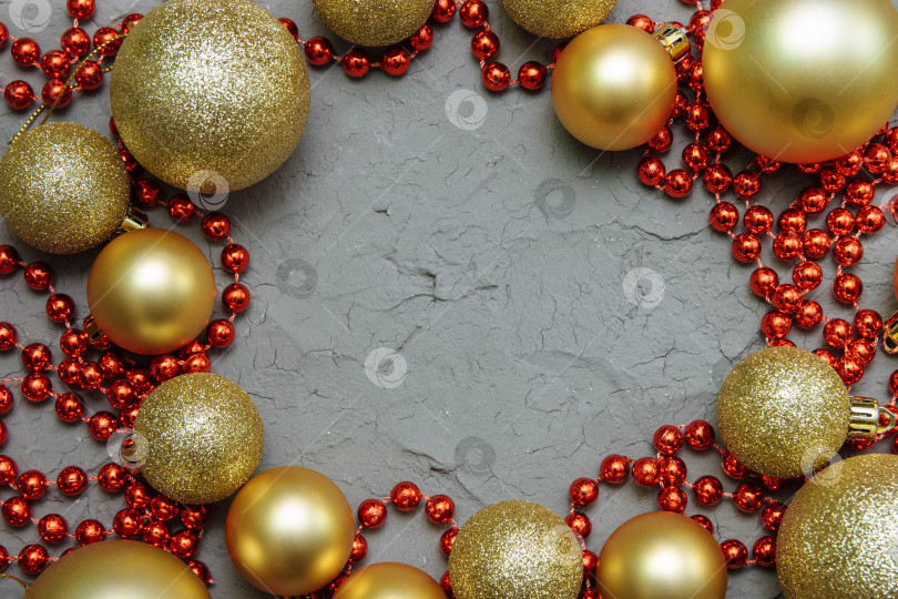 Скачать Золотые воздушные шары и красное рождественское украшение на сером фоне винтажной шпаклевки вид сверху с пространством для копирования фотосток Ozero