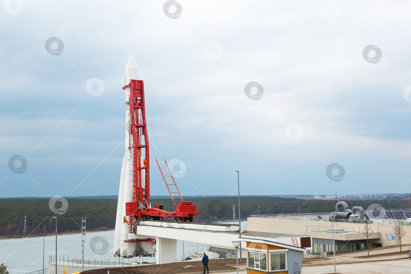 Скачать Калужский музей космонавтики - подготовка к открытию 2-й очереди. Ракета "Восток", купол планетария, парк Циолковского перед зданием, реконструкция. 7 апреля 2021 года, Калуга, Россия. фотосток Ozero