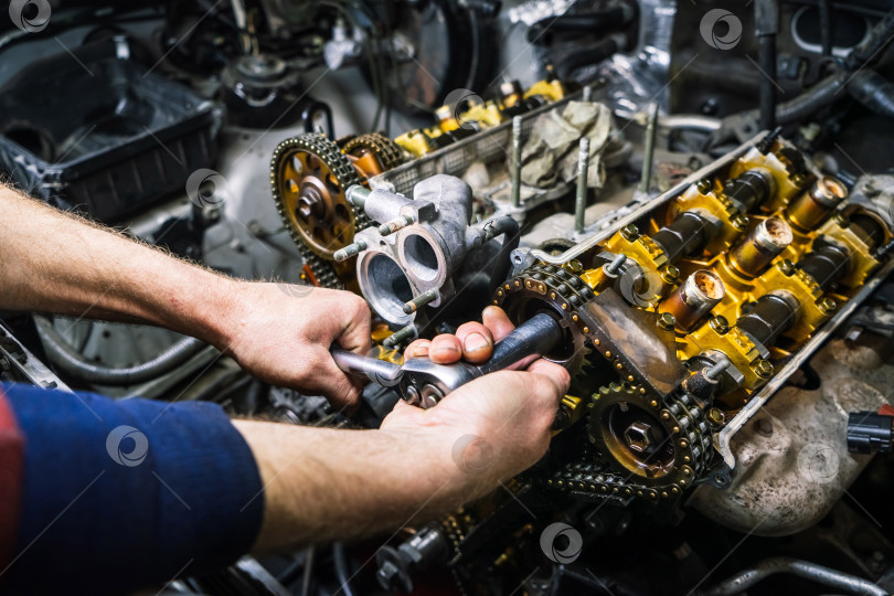 Скачать Ремонт автомобиля: капитальный ремонт двигателя V6. Замена приводных цепей. фотосток Ozero