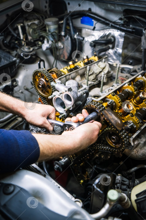 Скачать Ремонт автомобиля: капитальный ремонт двигателя V6 с подробным описанием шкивов и деталей. фотосток Ozero