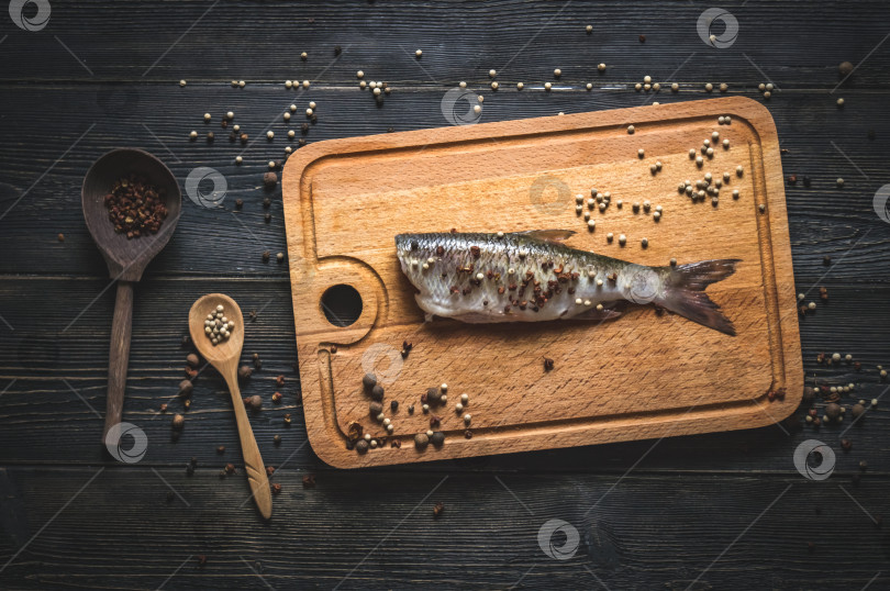 Скачать разделка сырой рыбы на доске фотосток Ozero