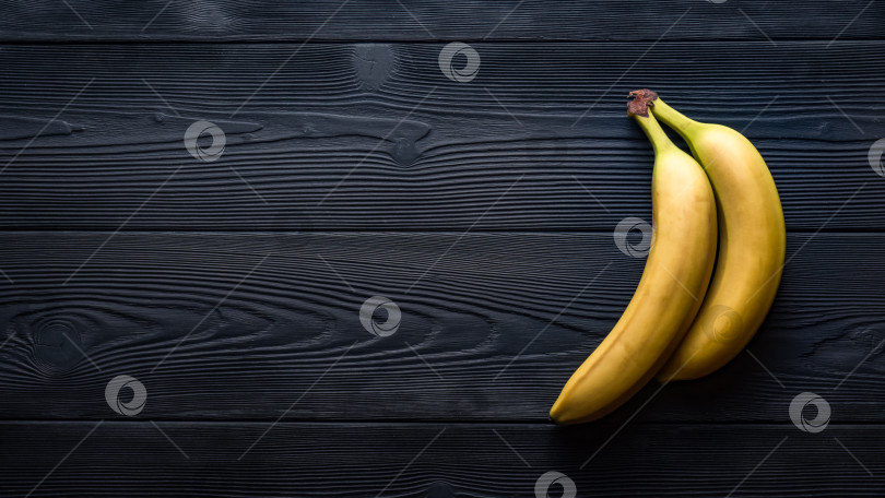 Скачать свежий банан на темном фоне фотосток Ozero