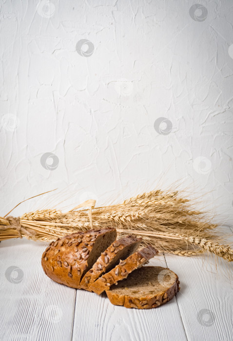 Скачать свежий хлеб, выделенный на белом фоне фотосток Ozero