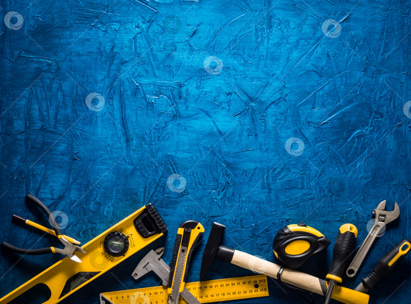 Скачать Расположение инструментов на синем деревянном фотосток Ozero