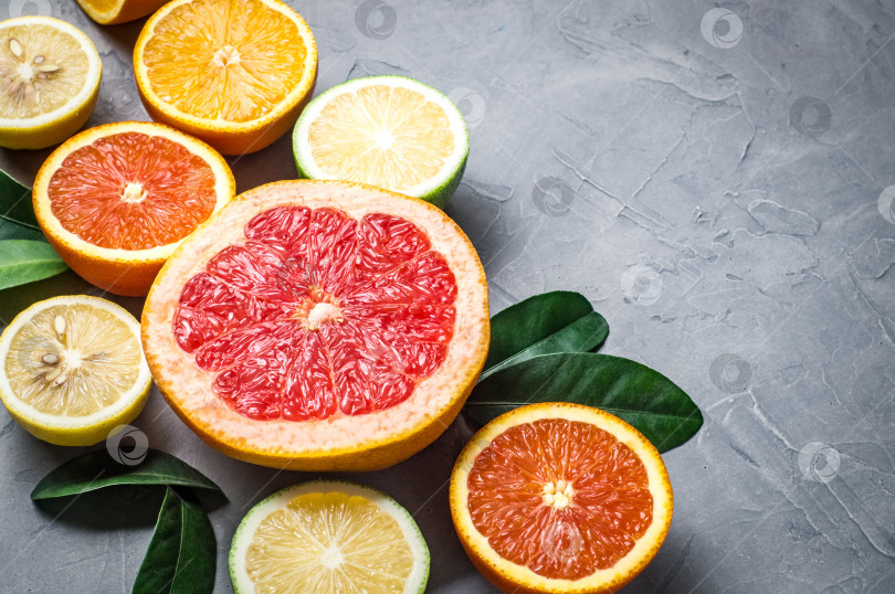 Скачать сыроедение: нарезка цитрусовых. Апельсин, мандарин, лимон, лайм, грейпфрут фотосток Ozero