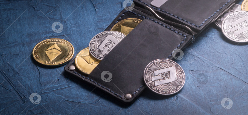 Скачать Криптовалюта: Кожаный кошелек с металлическими монетами dashcoin фотосток Ozero