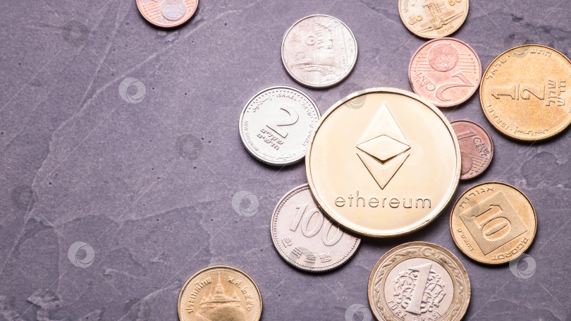 Скачать Превосходство криптовалюты: Большая позолоченная монета ethereum находится среди различных монет мира на сером фоне. фотосток Ozero