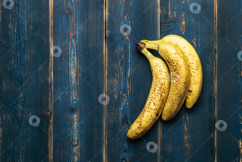 Скачать гроздь бананов на синем фоне фотосток Ozero