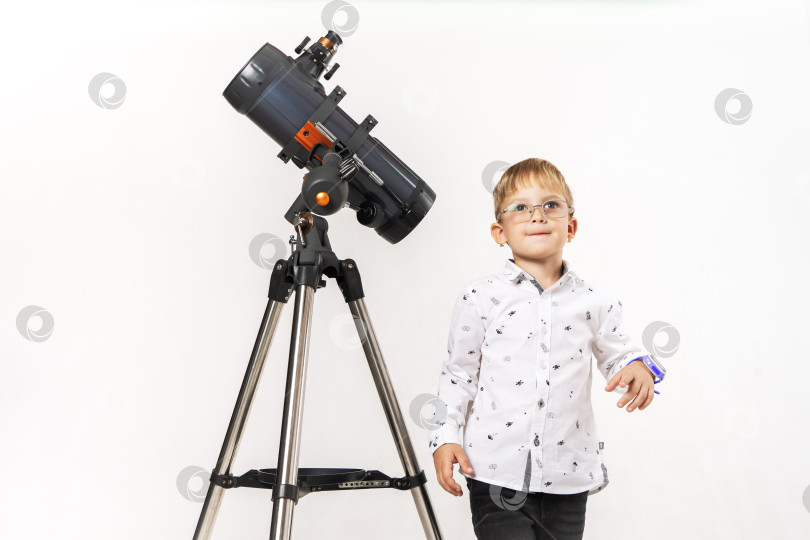 Скачать Маленький мальчик с большим телескопом на белом фоне. фотосток Ozero