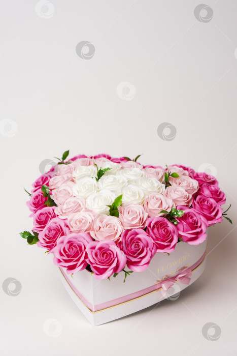 Скачать Цветы в цвету: Большой букет розовых и белых роз в коробке в форме сердца на белом фоне. фотосток Ozero