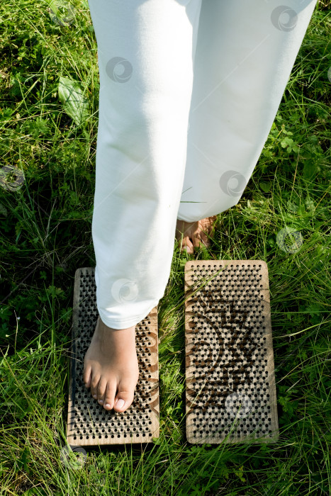 Скачать Женская нога, стоящая на доске садху крупным планом. фотосток Ozero