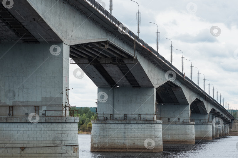 Скачать бетонный автомобильный мост через реку фотосток Ozero