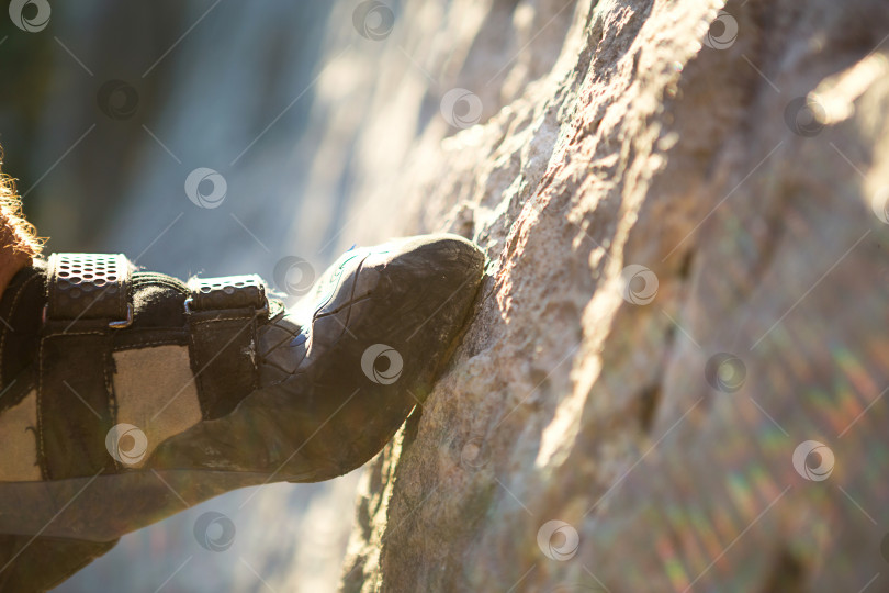 Скачать Альпинистская обувь на ноге альпиниста опирается носком на камень. Экстремальные виды спорта, горный туризм. Крупный план. Пространство для копирования. Волосатая мужская нога фотосток Ozero