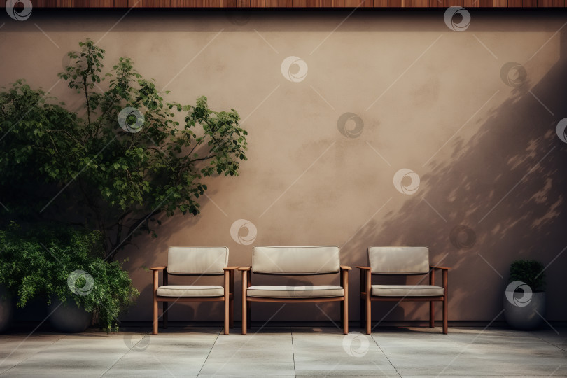 Скачать Зона отдыха на открытом воздухе с минималистичным дизайном, стульями и деревом у стены в течение дня фотосток Ozero