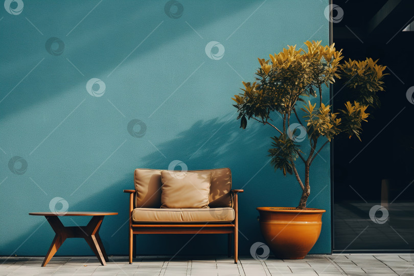 Скачать Вид спереди на стулья для патио, стол и дерево на фоне синей стены. Открытый внутренний дворик дома, минималистичный декор фотосток Ozero