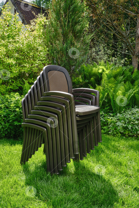 Скачать Стулья в саду. Пластиковые стулья в саду. фотосток Ozero
