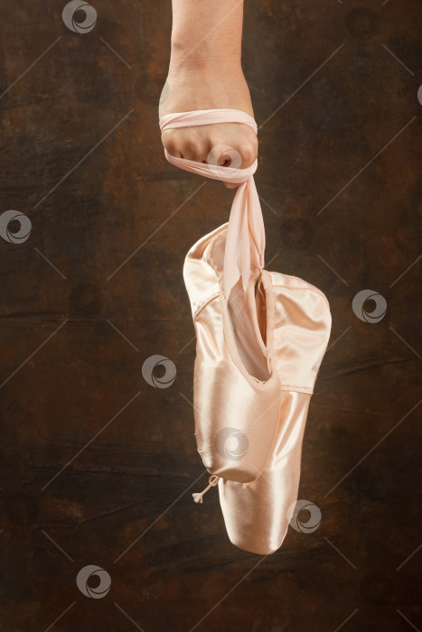 Скачать Розовые пуанты висят на руке женщины. фотосток Ozero