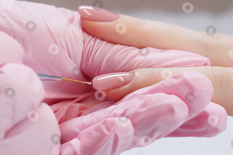 Скачать Крупным планом женская рука с розовым лаком для ногтей. фотосток Ozero