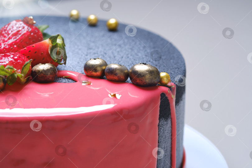 Скачать Вкусный розовый и темно-серый праздничный торт с золотистыми ягодами и сладкой клубникой. фотосток Ozero
