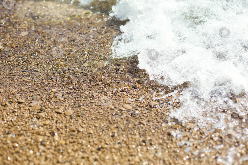 Скачать Морская волна на галечном пляже, сложенном из мелких камней. Отдых на море, предыстория путешествий фотосток Ozero