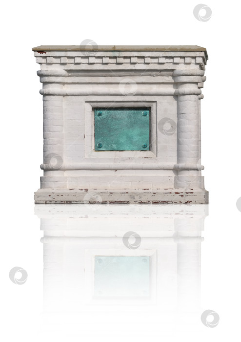 Скачать Выбеленный кирпичный постамент в древнерусском стиле выделен на белом фоне. Элемент дизайна с контуром отсечения фотосток Ozero