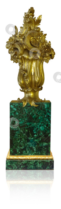 Скачать Золотая ваза-ваза на малахитовой подставке, выделяющаяся на белом фоне. Элемент дизайна с контуром отсечения фотосток Ozero