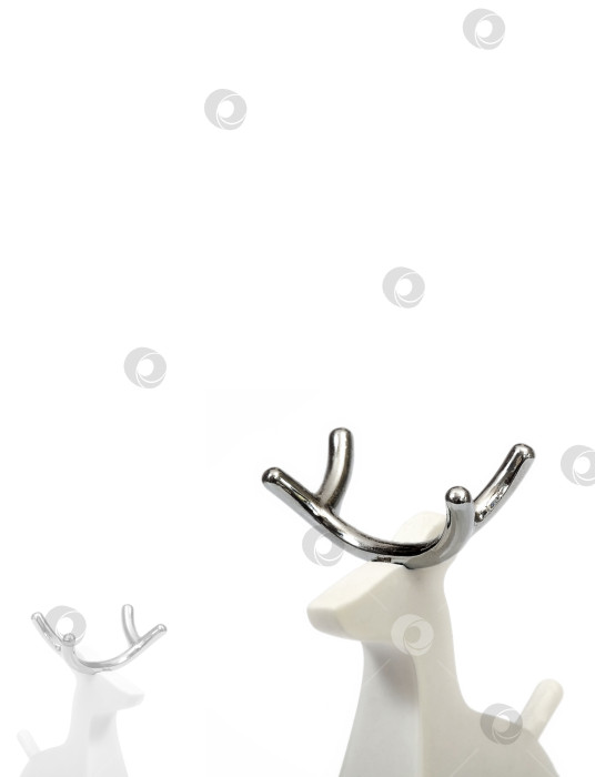 Скачать Белый рождественский олень, изолированный на белом фоне фотосток Ozero