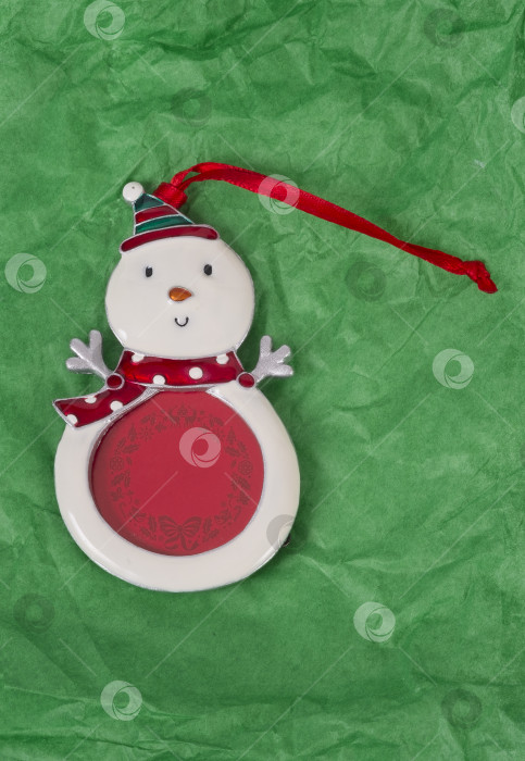 Скачать Снеговик: Рождественская фоторамка, изолированная на зеленой бумаге фотосток Ozero