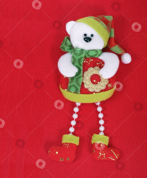 Скачать Рождественская игрушка "Мишка", выделенная на красном фоне фотосток Ozero