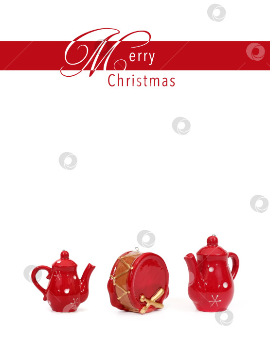 Скачать Красные керамические рождественские игрушки (чайник и барабан), выделенные на белом фоне фотосток Ozero