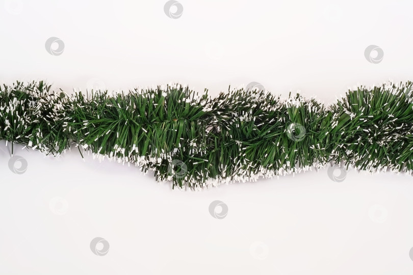 Скачать Шаблон для новогоднего поздравления (зеленая рождественская гирлянда на белом фоне) фотосток Ozero