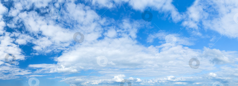 Скачать Изолированное голубое небо и белые облака в солнечный день фотосток Ozero