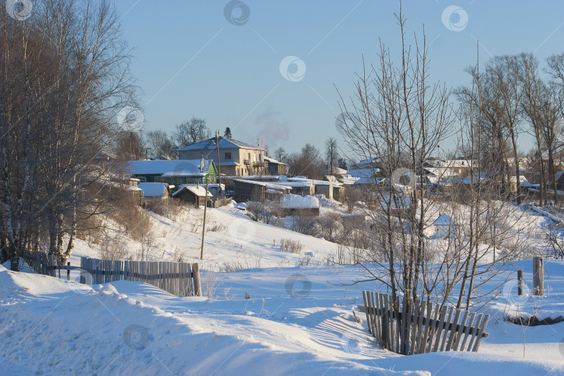 Скачать Морозный зимний день в маленьком русском городе фотосток Ozero