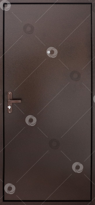 Скачать Модель входной металлической двери, выделенная на белом фоне фотосток Ozero