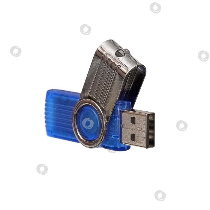 Скачать USB флэш-накопитель, изолированный на белом фоне фотосток Ozero