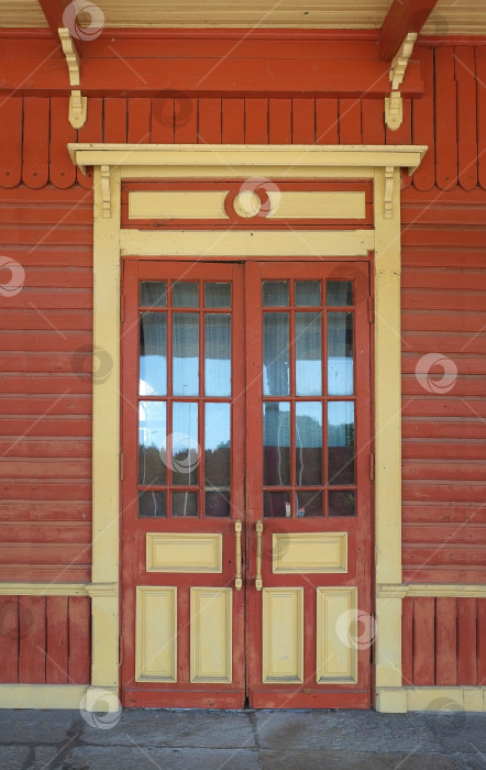 Скачать Красная деревянная стена и закрытая дверь (концептуальный фон для композиции) фотосток Ozero