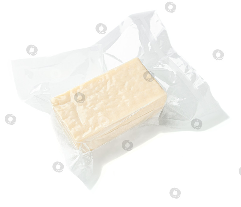 Скачать Кусочек сыра прямоугольной формы в вакуумной упаковке. Вид из Або фотосток Ozero