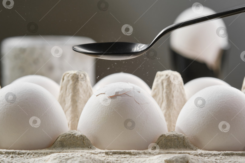 Скачать Ложкой разбиваем яйцо. фотосток Ozero